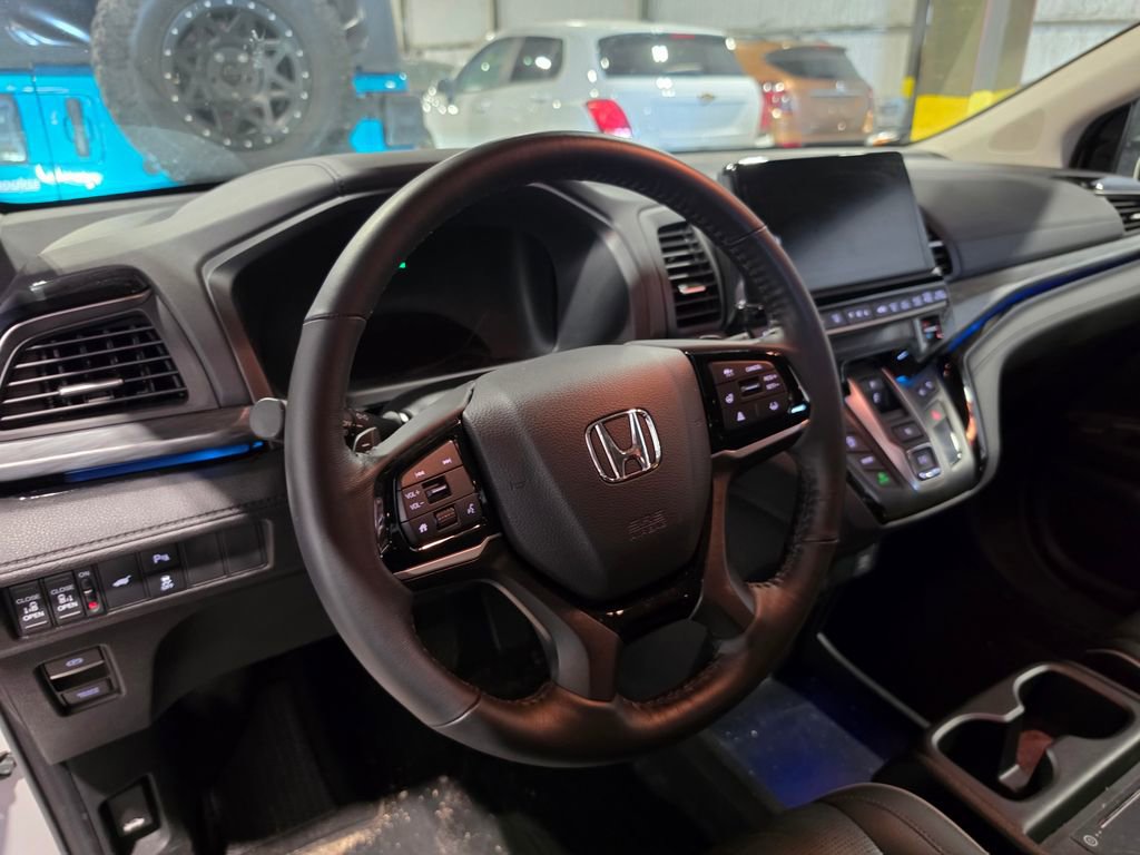 Used 2025 Honda Odyssey Elite image 4