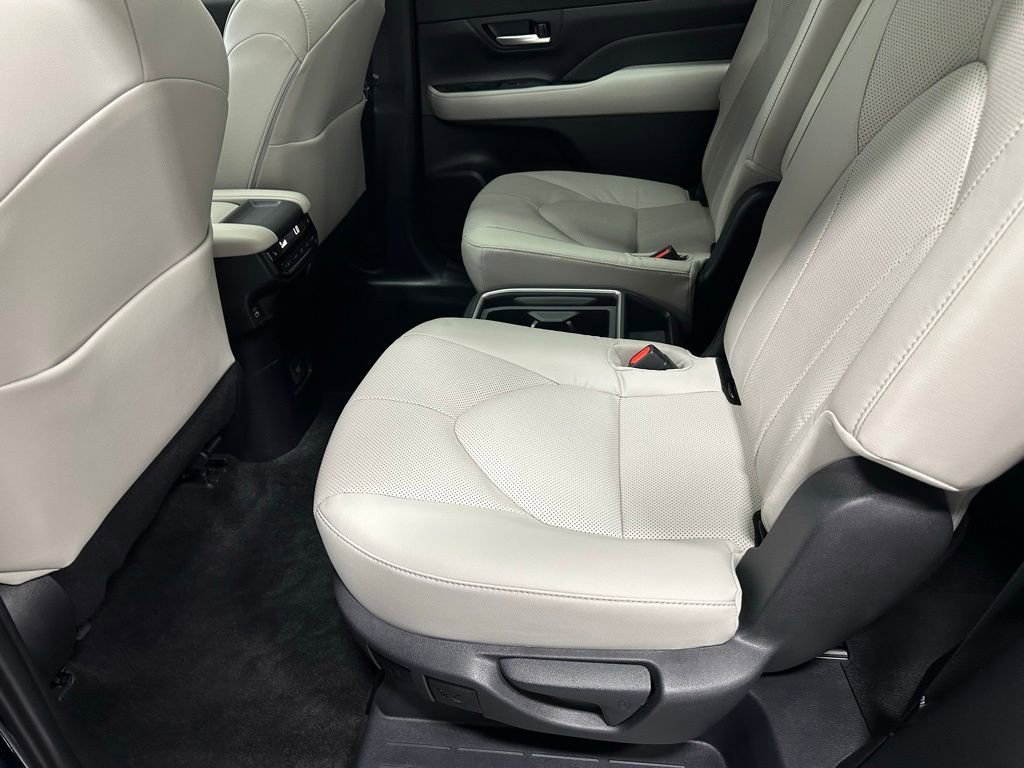 Used 2025 Toyota Grand Highlander AWD image 46