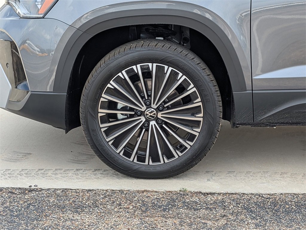 New 2026 Volkswagen Taos SE image 9