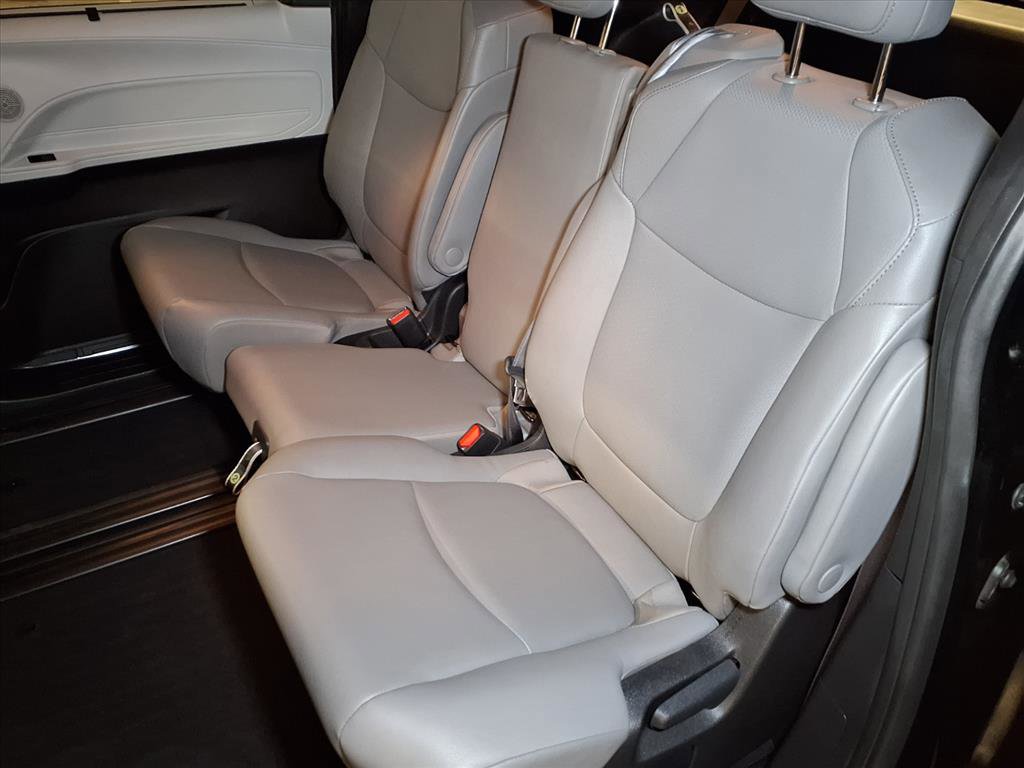 Used 2025 Toyota Sienna XLE image 16