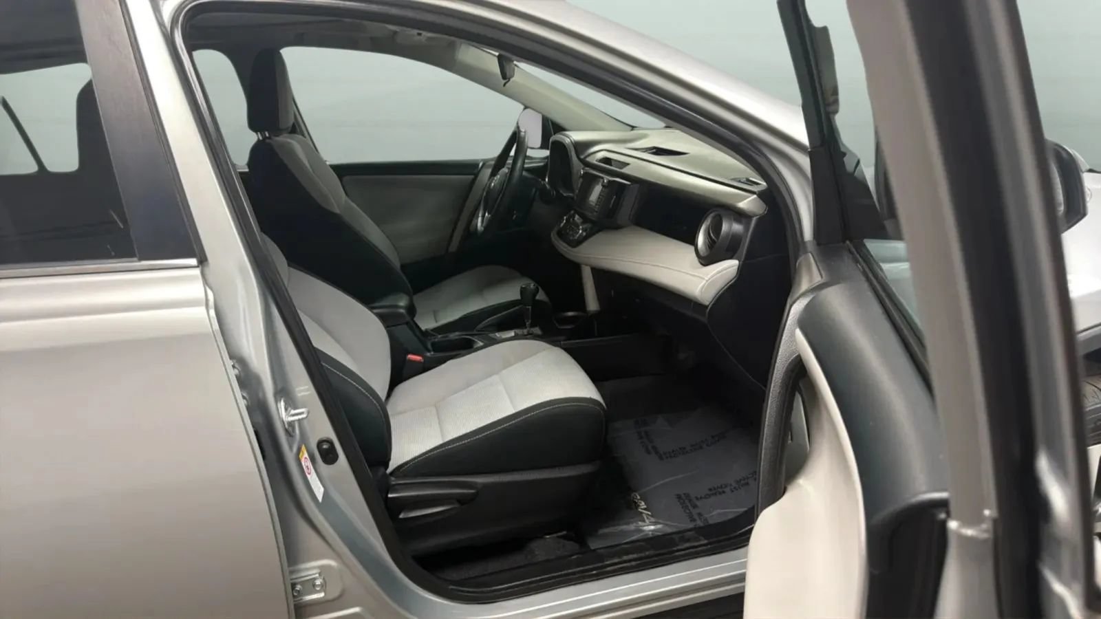 Used 2018 Toyota RAV4 XLE FWD image 22