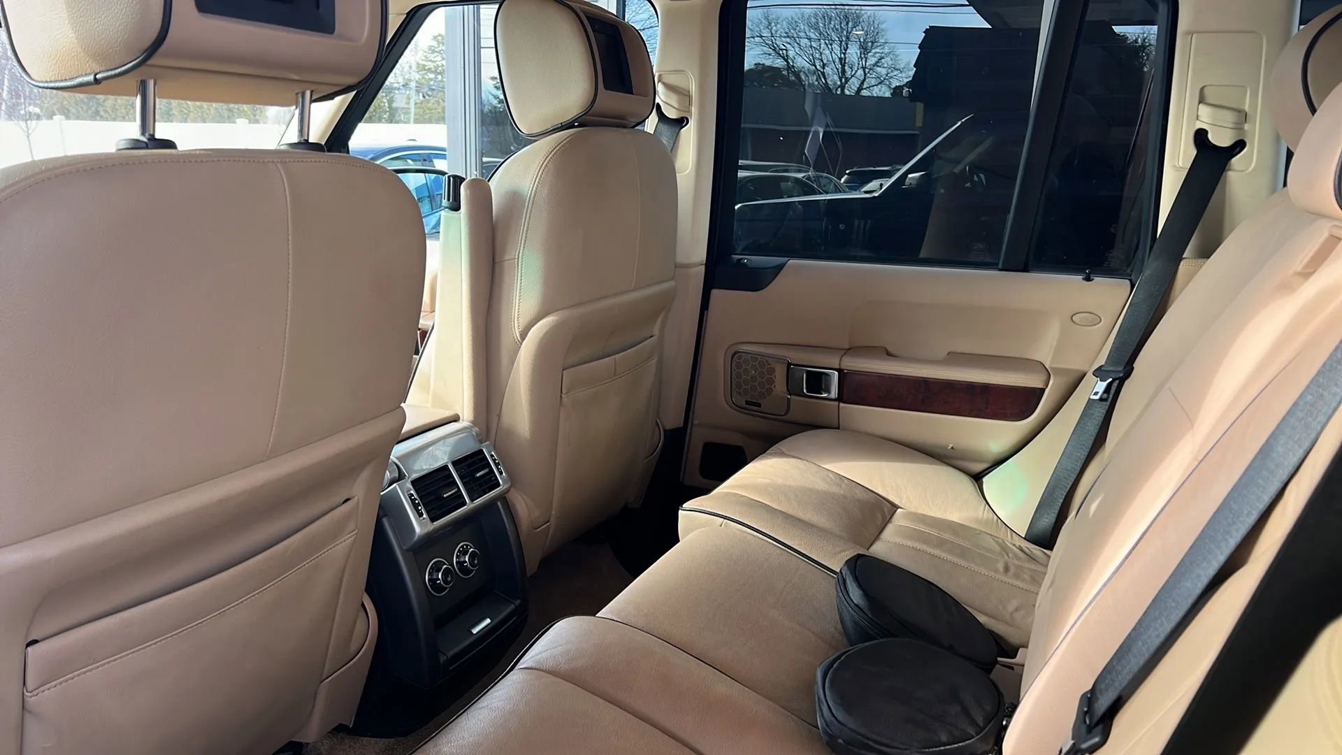 Used 2010 Land Rover Range Rover HSE image 32