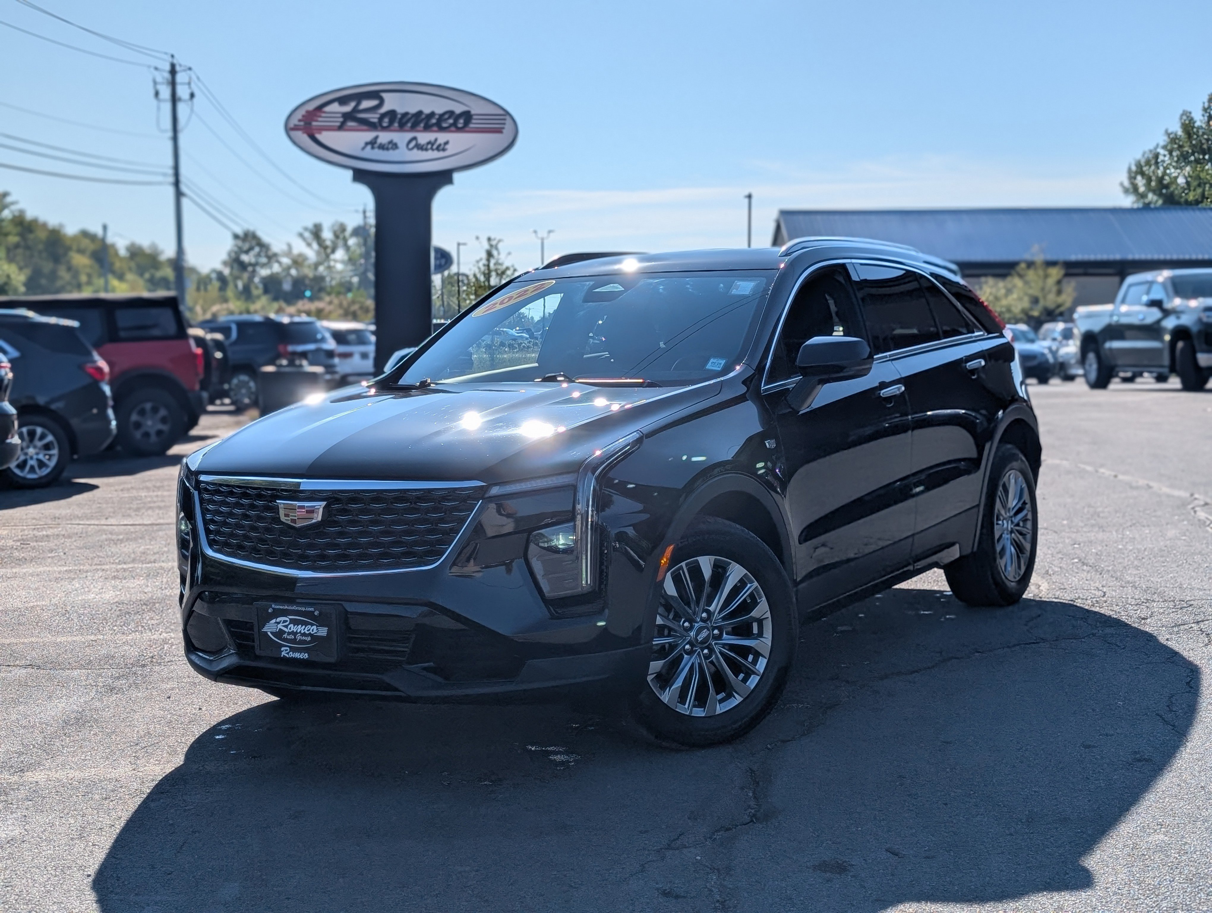 Used 2024 Cadillac XT4 Premium Luxury image 1