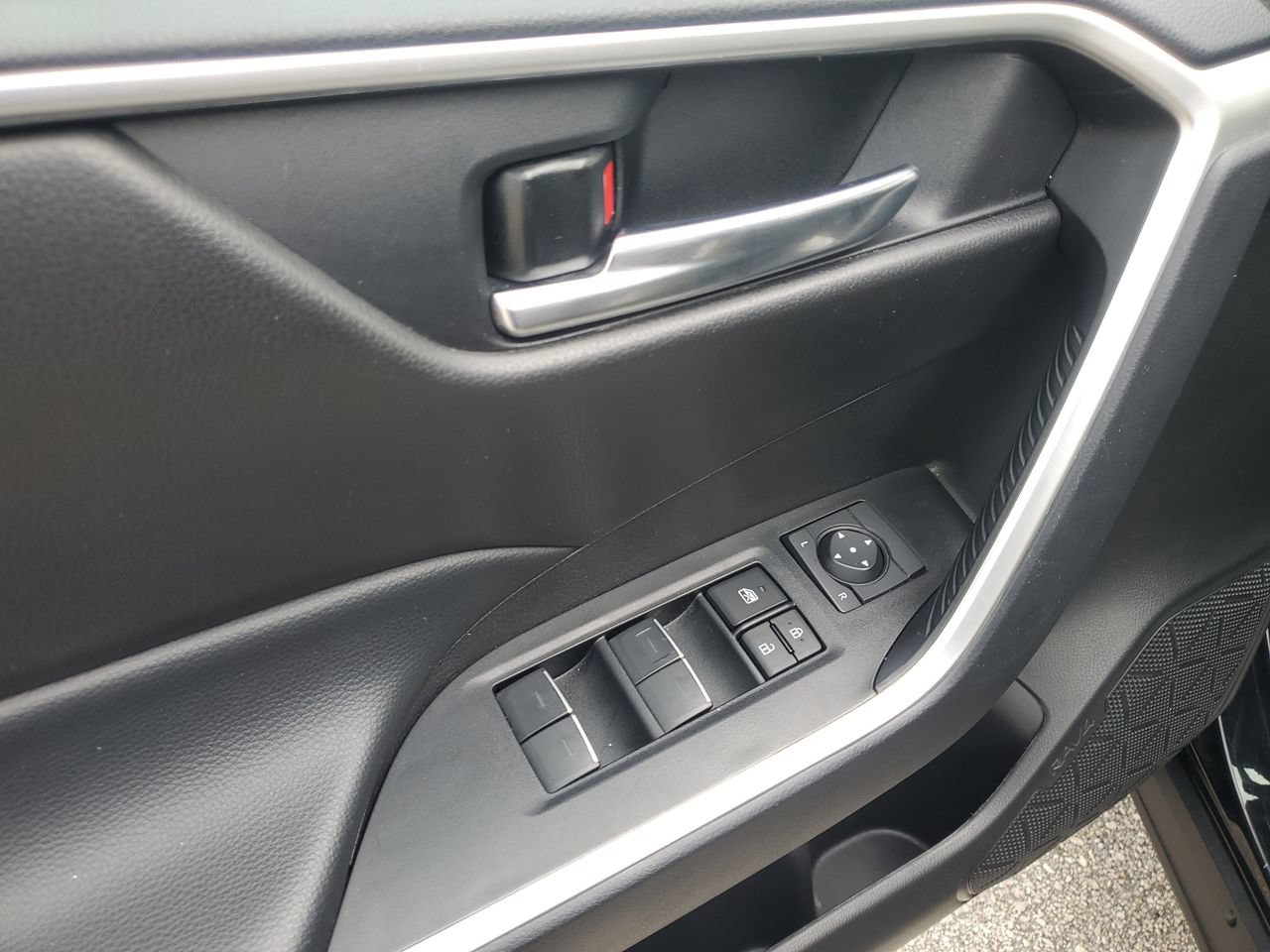 Used 2024 Toyota RAV4 XLE FWD image 14