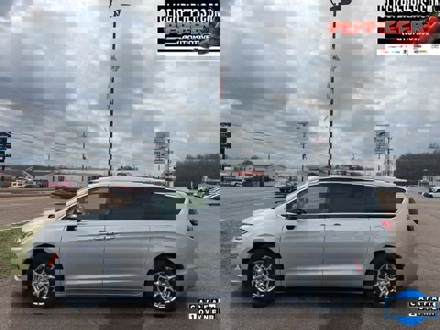 Used 2026 Chrysler Pacifica Select image 3