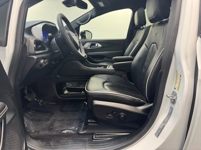 Used 2025 Chrysler Pacifica Limited image 13