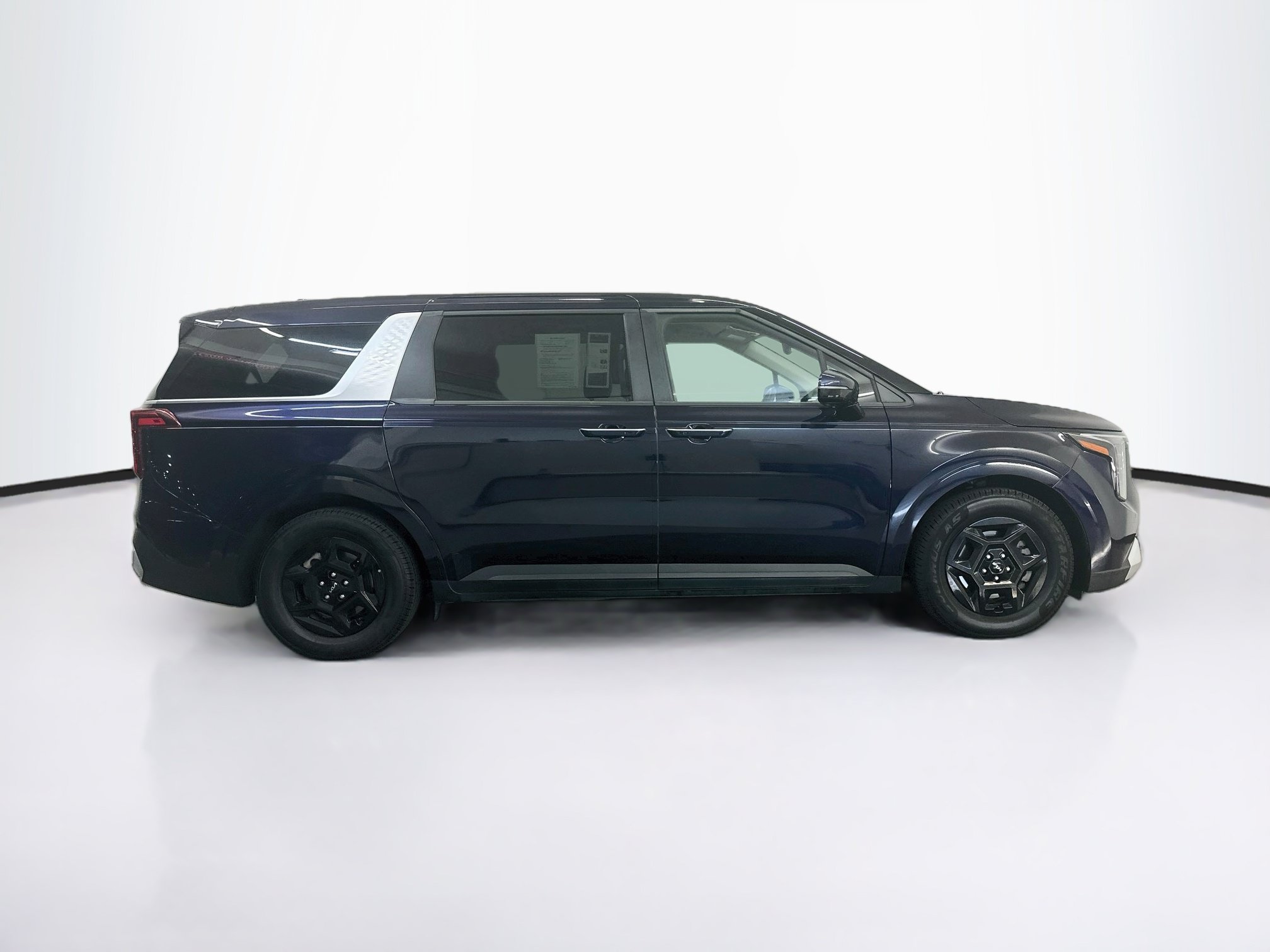 Used 2025 Kia Carnival FWD image 10