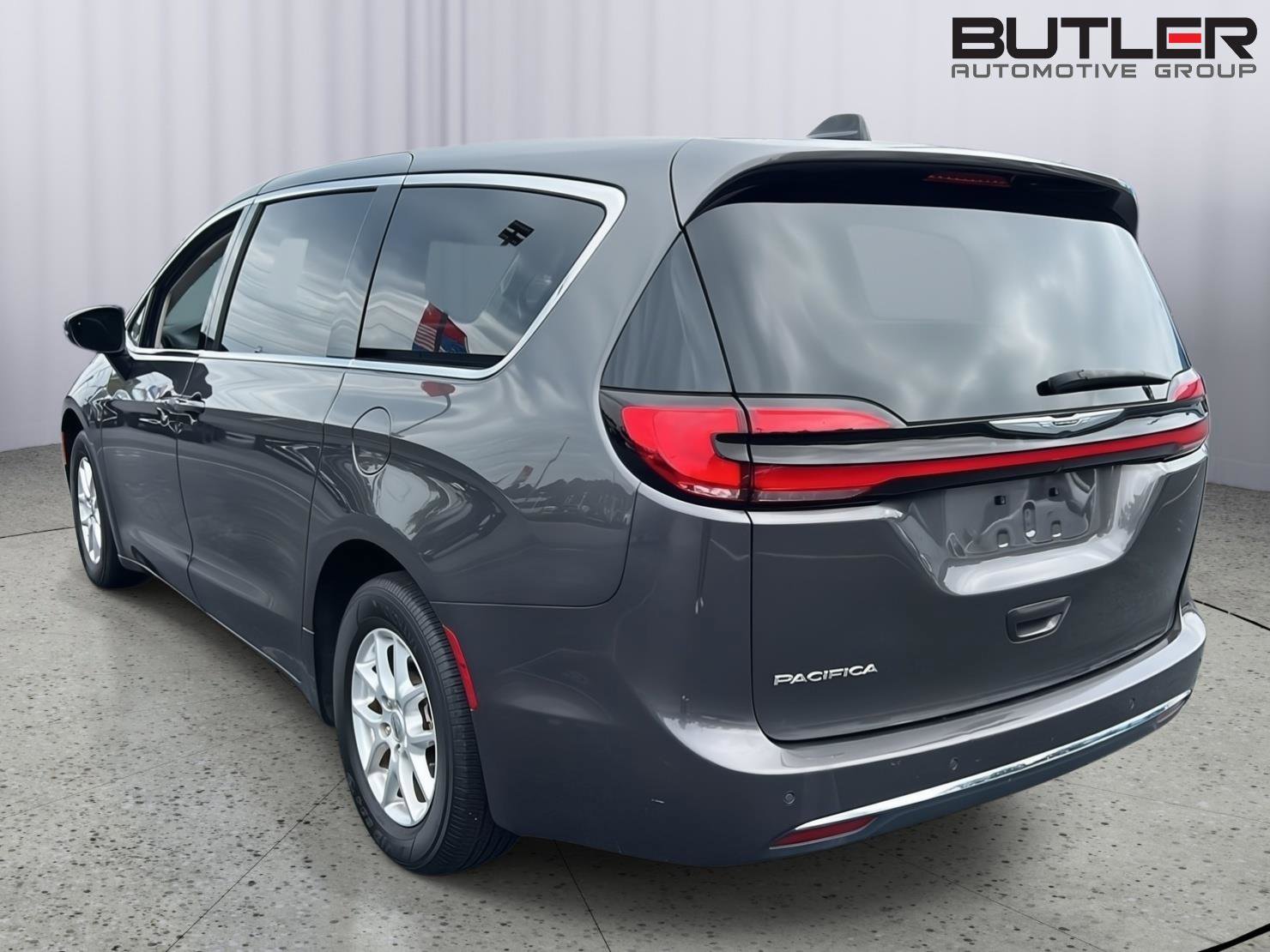 Used 2023 Chrysler Pacifica Touring-L FWD image 3