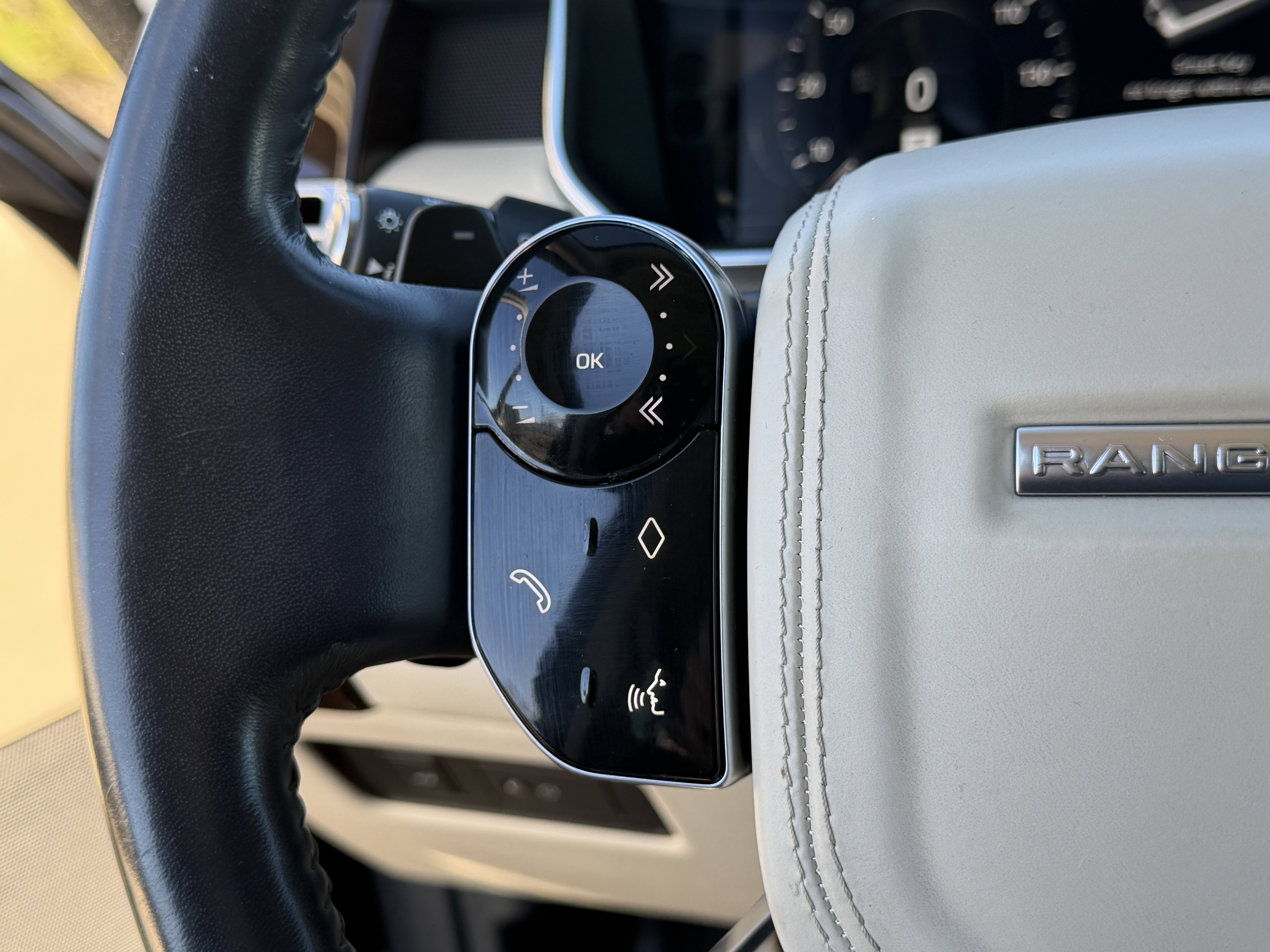 Used 2020 Land Rover Range Rover HSE image 24