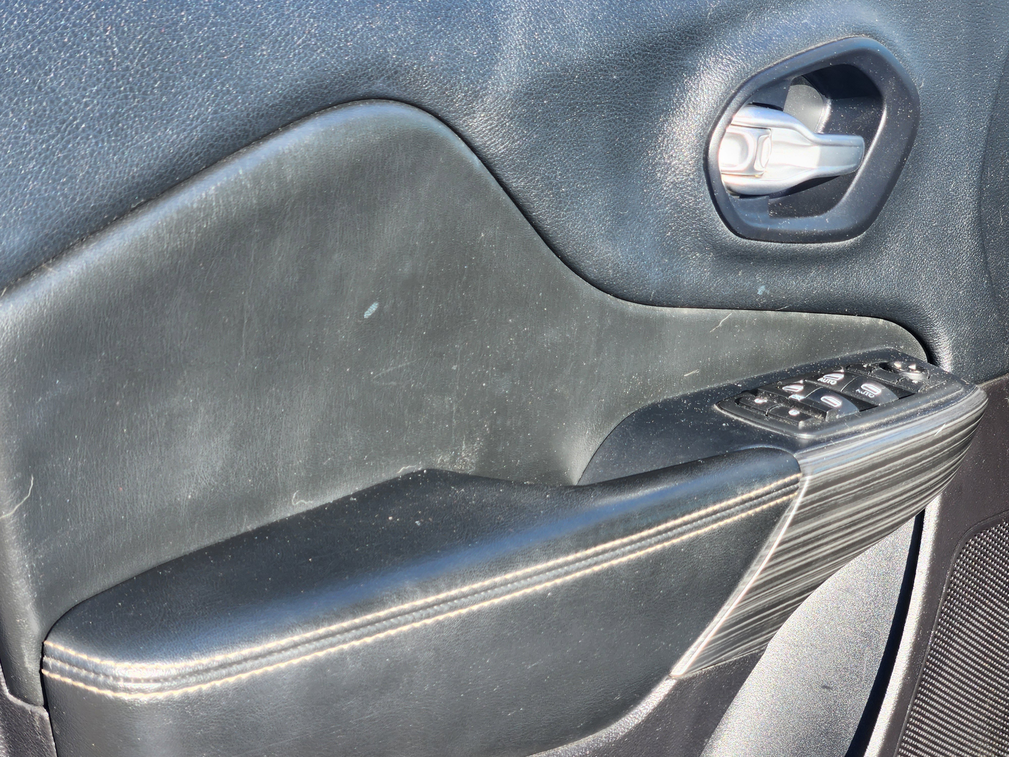 Used 2016 Jeep Cherokee Limited w/ Luxury Group image 19