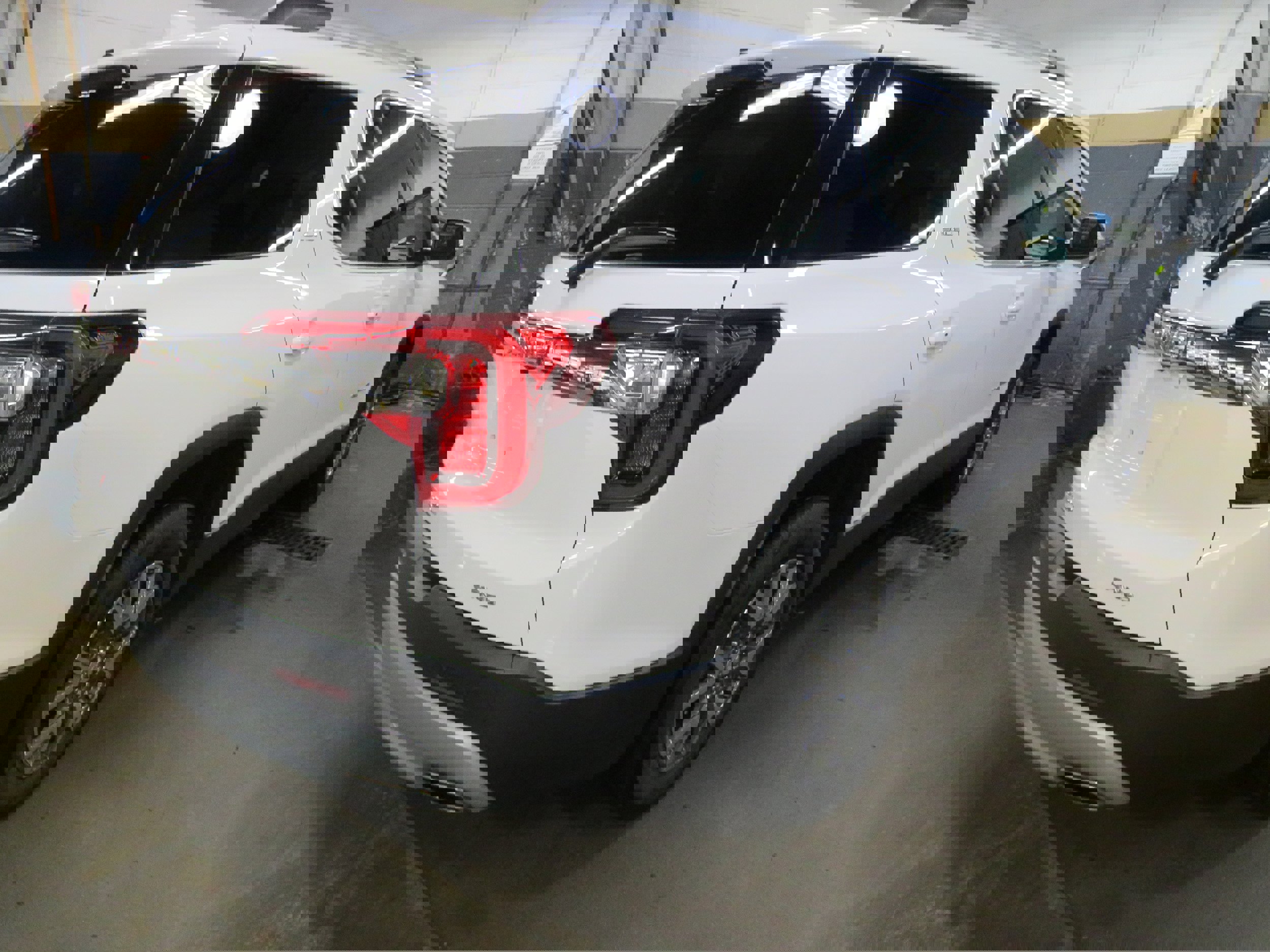 Used 2023 GMC Acadia SLE w/ Driver Convenience Package image 6