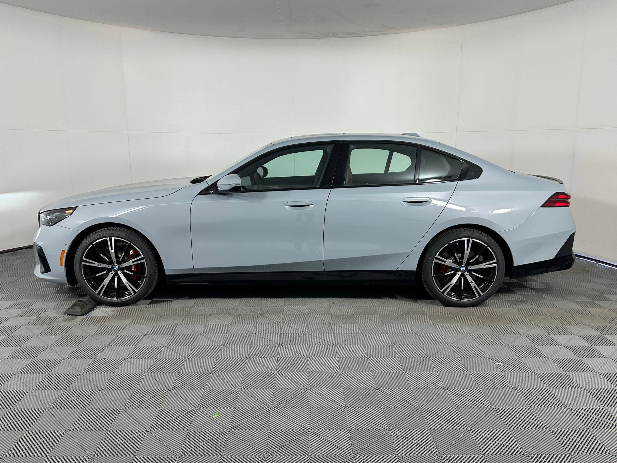 Used 2026 BMW 530i w/ M Sport Package RWD image 2