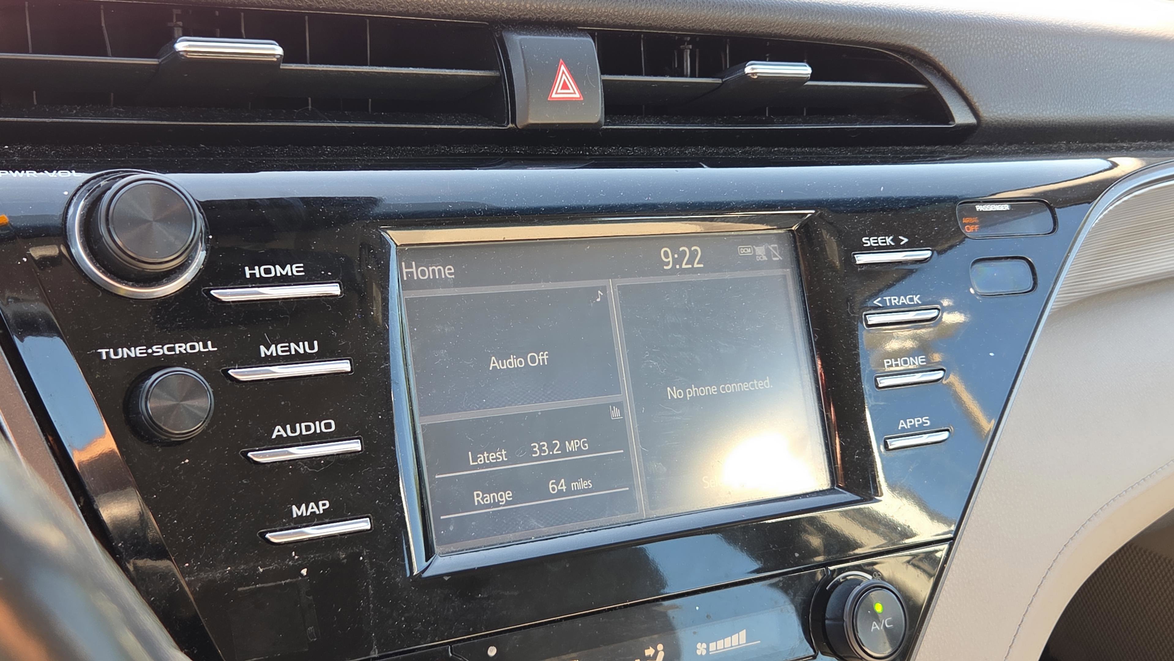 Used 2019 Toyota Camry SE FWD image 19