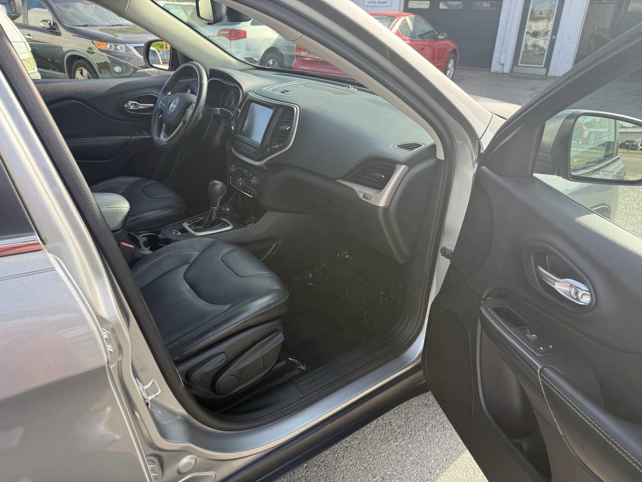 Used 2015 Jeep Cherokee Limited AWD/4WD image 17