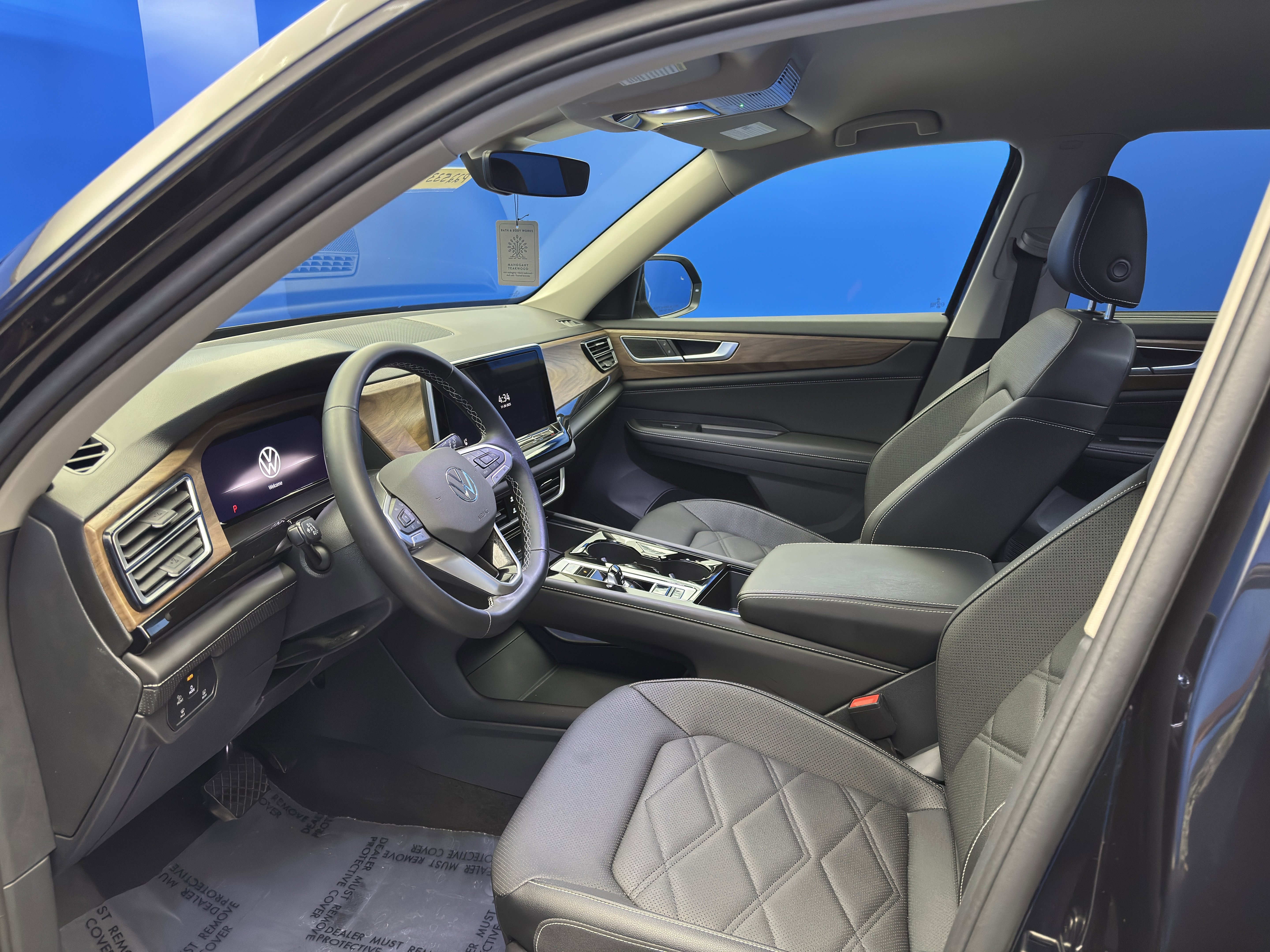 Certified 2025 Volkswagen Atlas SE w/ Black Wheel Package image 13