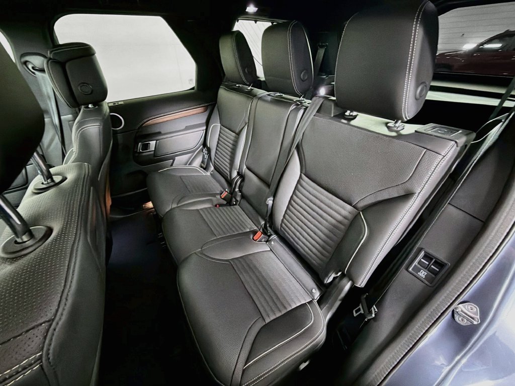 Used 2024 Land Rover Discovery Dynamic SE AWD/4WD image 26