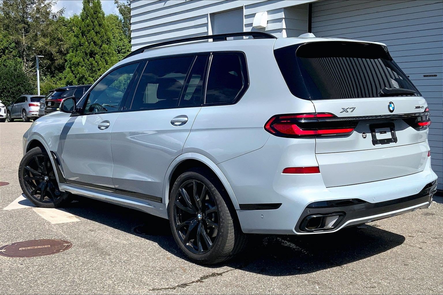 Used 2024 BMW X7 xDrive40i w/ M Sport Package AWD/4WD image 3