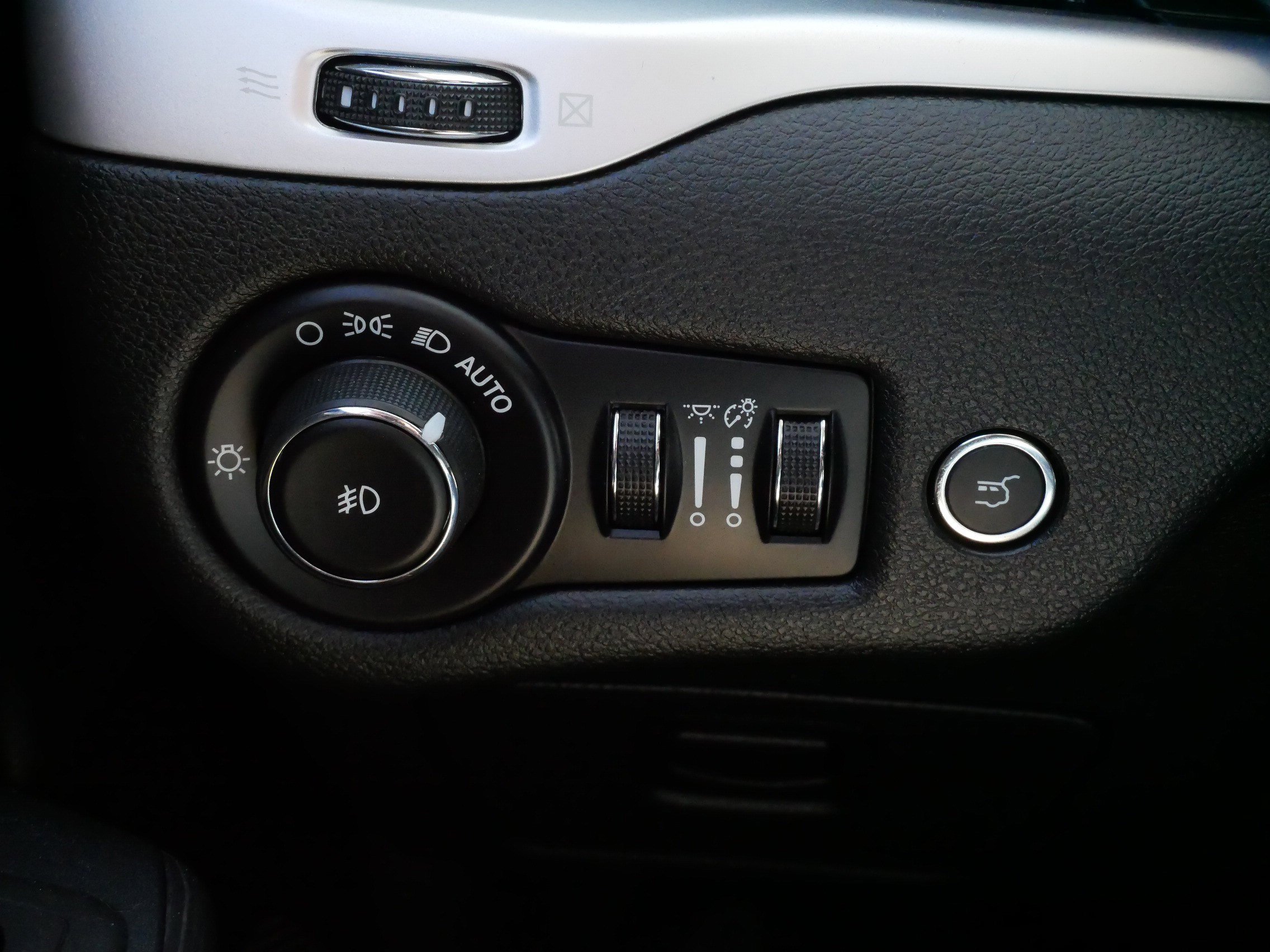 Used 2015 Jeep Cherokee Limited w/ Luxury Group AWD/4WD image 27