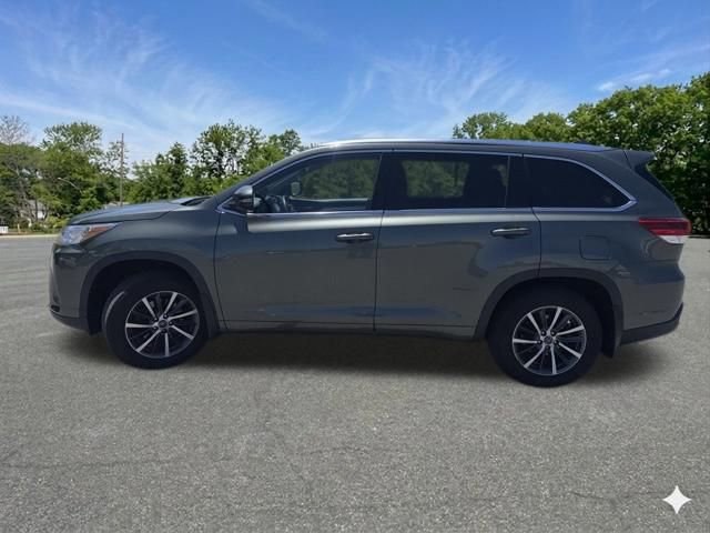 Used 2017 Toyota Highlander XLE w/ Carpet Mat Package AWD/4WD image 5