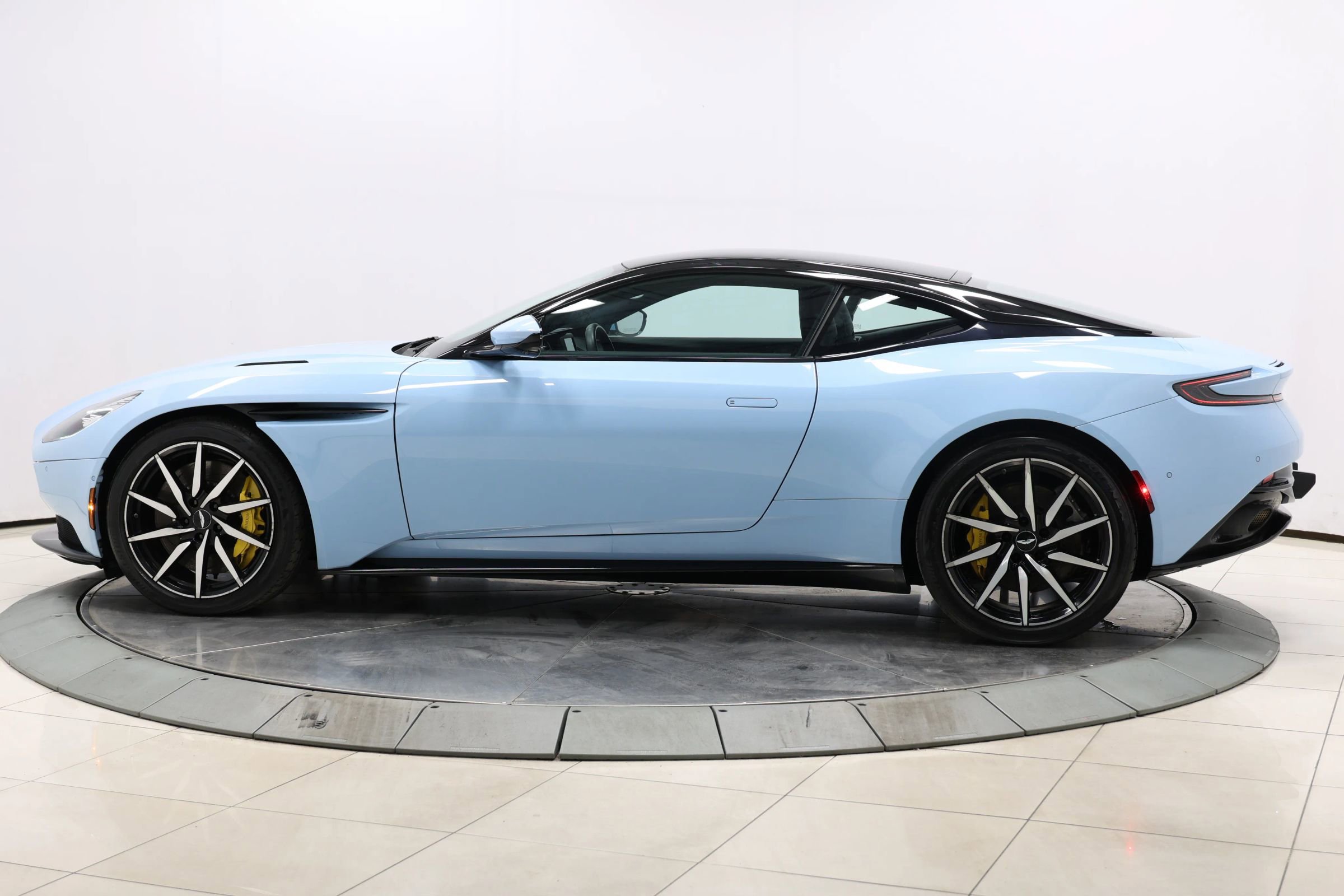 Used 2018 Aston Martin DB11 V12 image 11