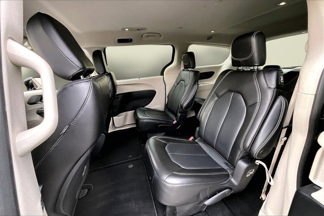 Certified 2024 Chrysler Pacifica Touring-L image 21