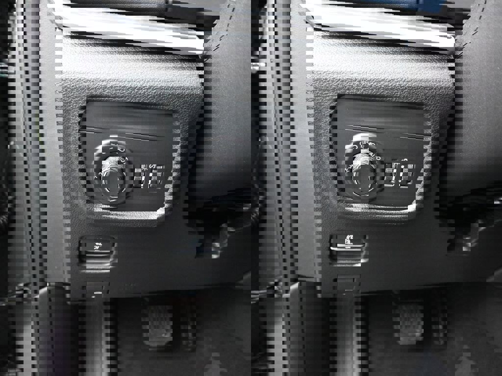 New 2025 Jeep Grand Cherokee Altitude image 13