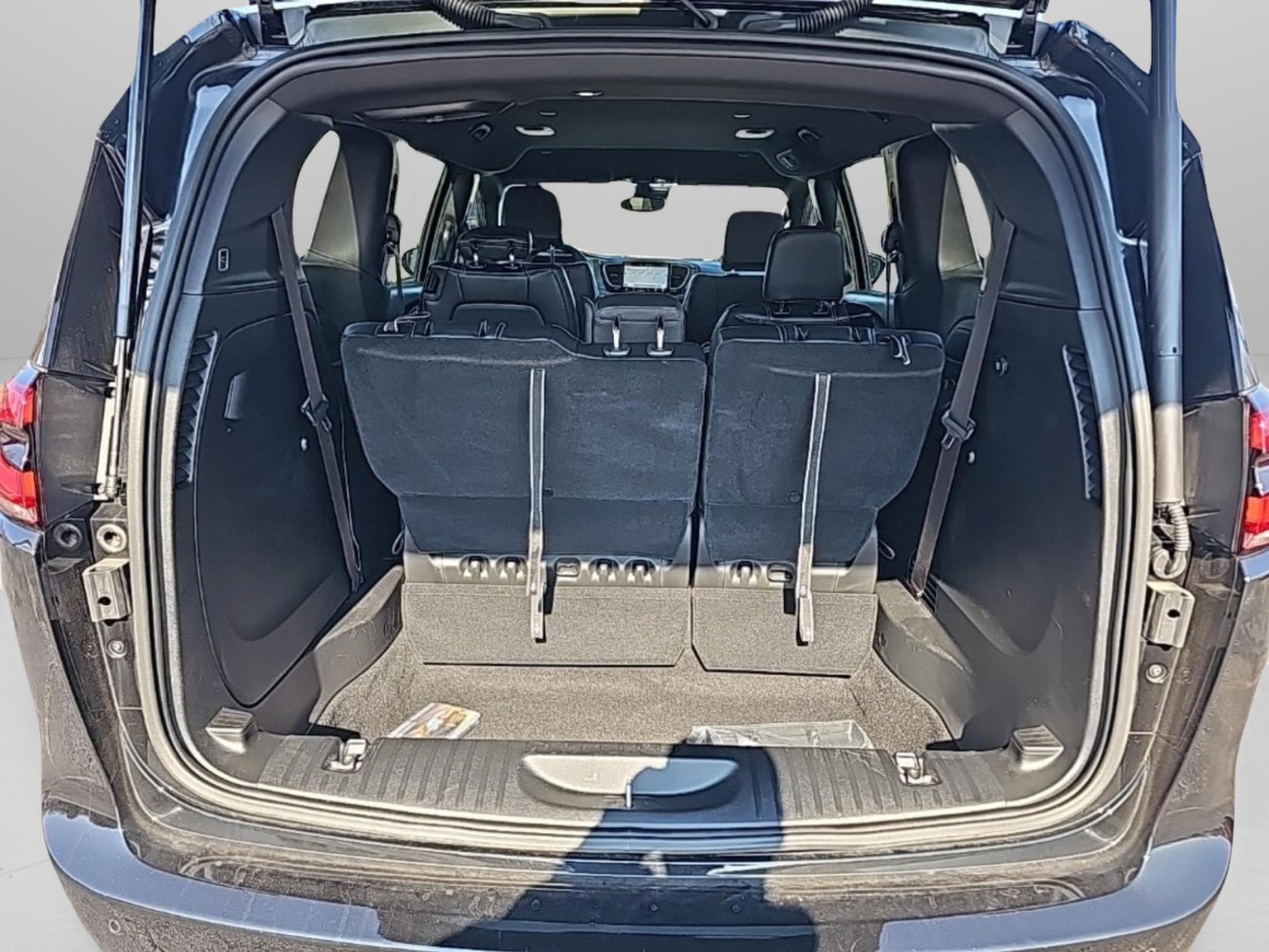 Used 2026 Chrysler Pacifica Select image 16