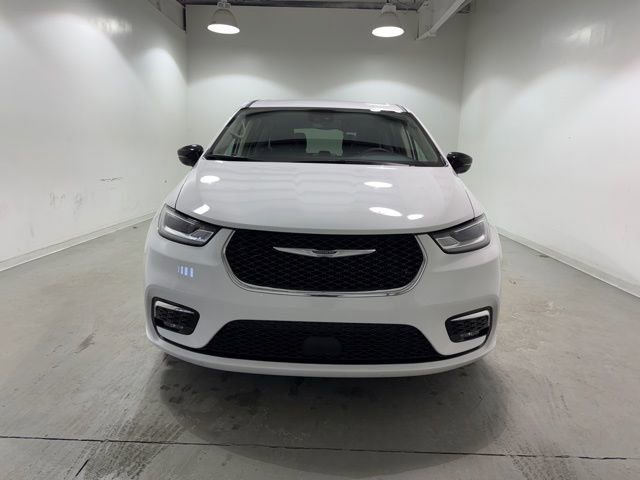 Used 2024 Chrysler Pacifica Touring-L image 2