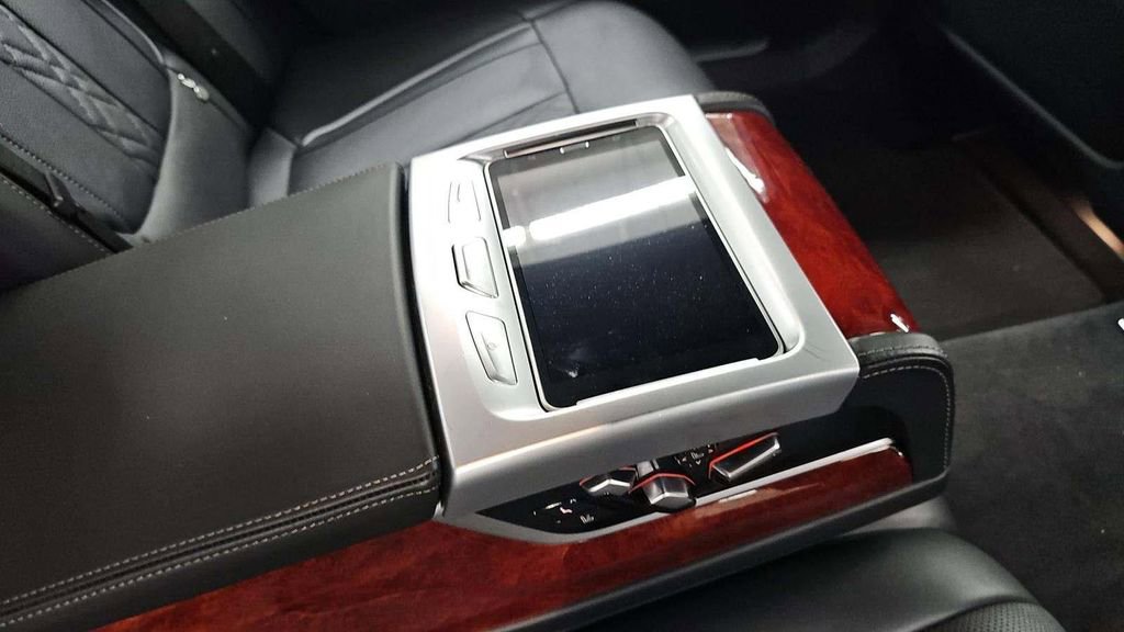 Used 2022 BMW ALPINA B7 xDrive ALPINA B7 xDrive w/ Luxury Rear Seating Package image 9