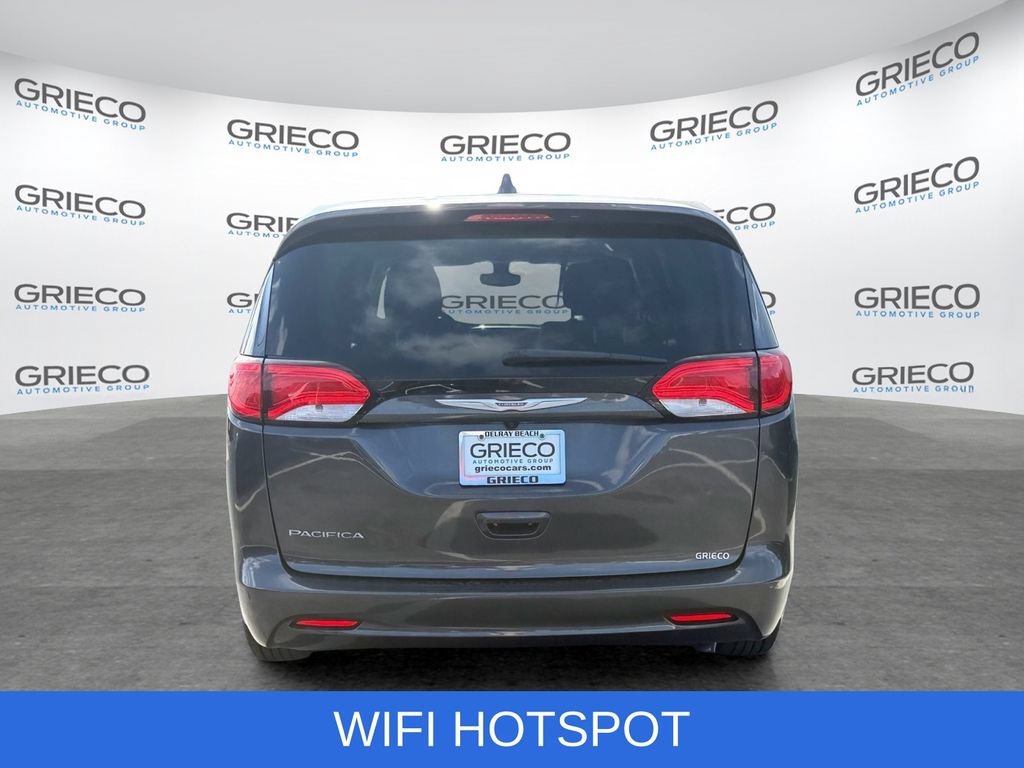 Used 2017 Chrysler Pacifica Touring w/ Tire & Wheel Group FWD image 6
