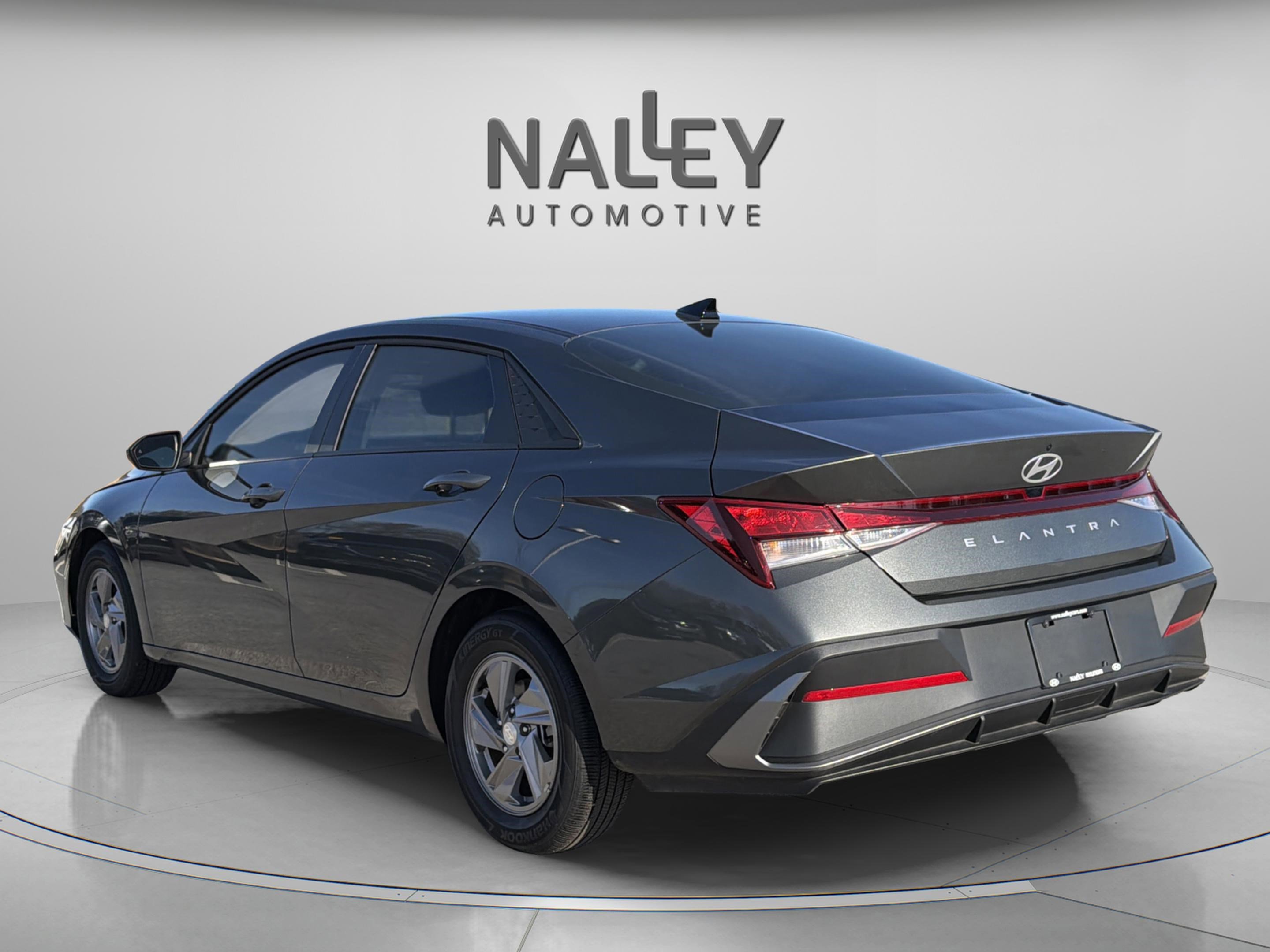 Used 2025 Hyundai Elantra SE image 3