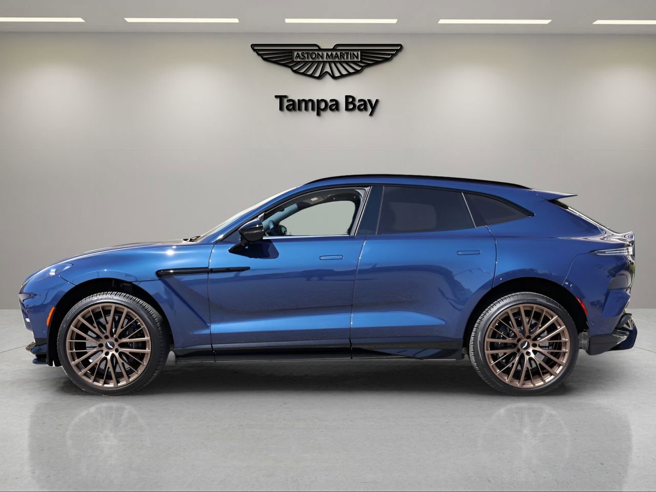 Used 2025 Aston Martin DBX 707 AWD/4WD image 2