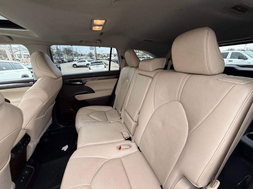 Used 2020 Toyota Highlander Limited image 25