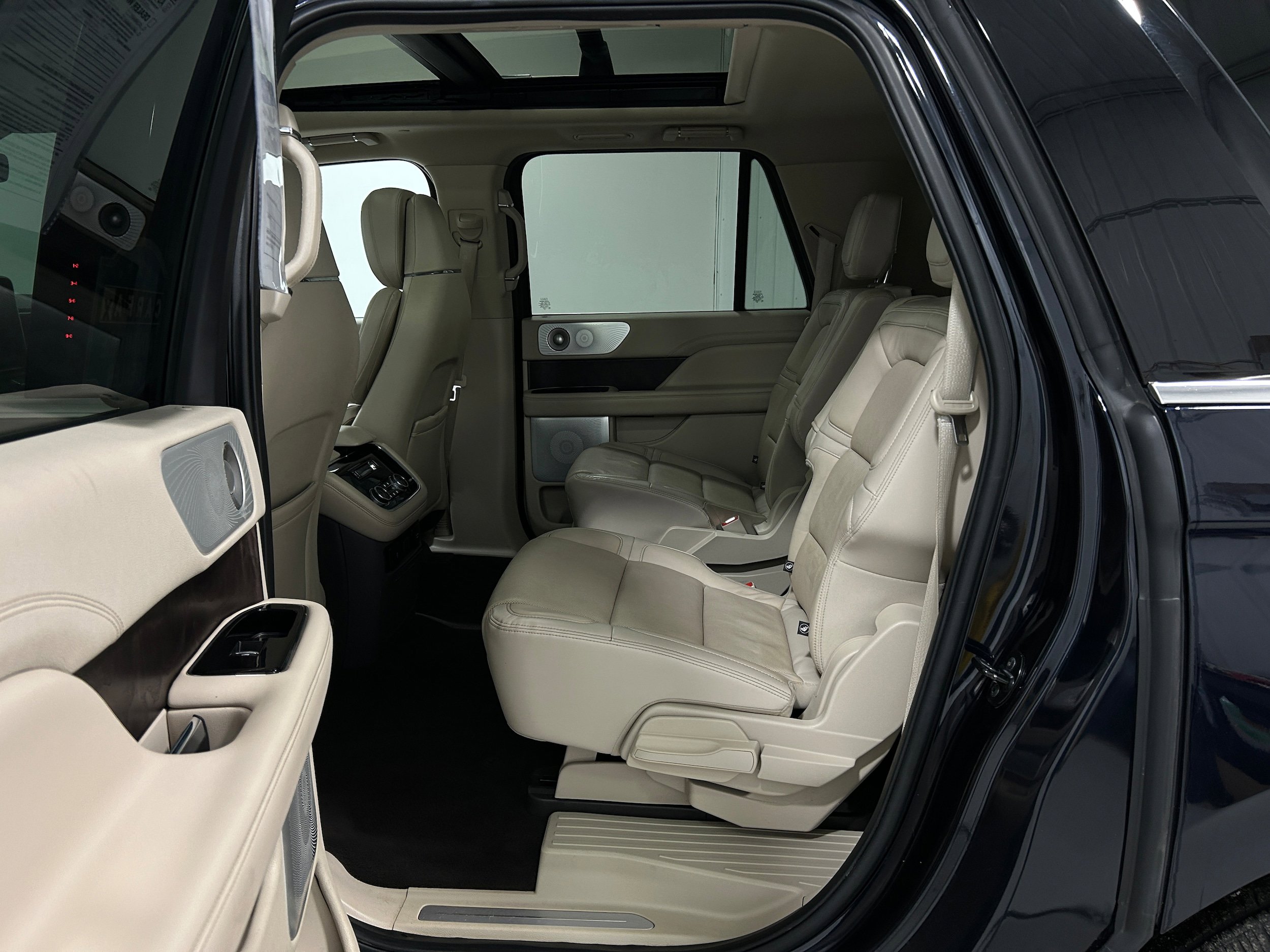 Used 2021 Lincoln Navigator L Reserve w/ Luxury Package image 27