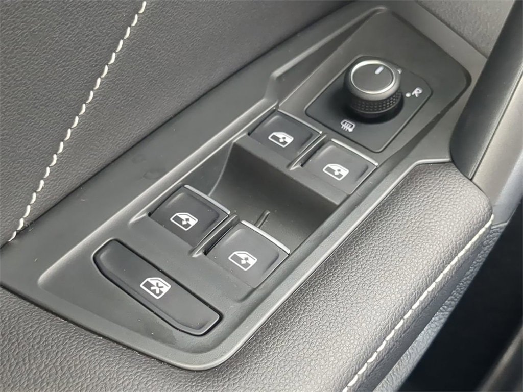 Used 2024 Volkswagen Tiguan SE image 23