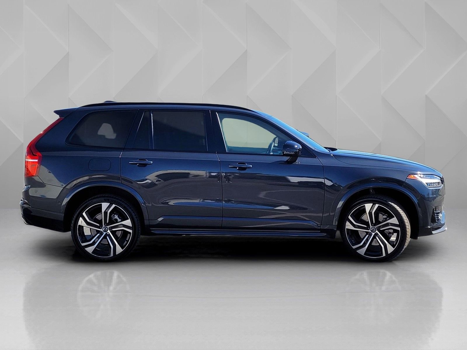 Used 2021 Volvo XC90 T8 R-Design w/ Advanced Package image 7