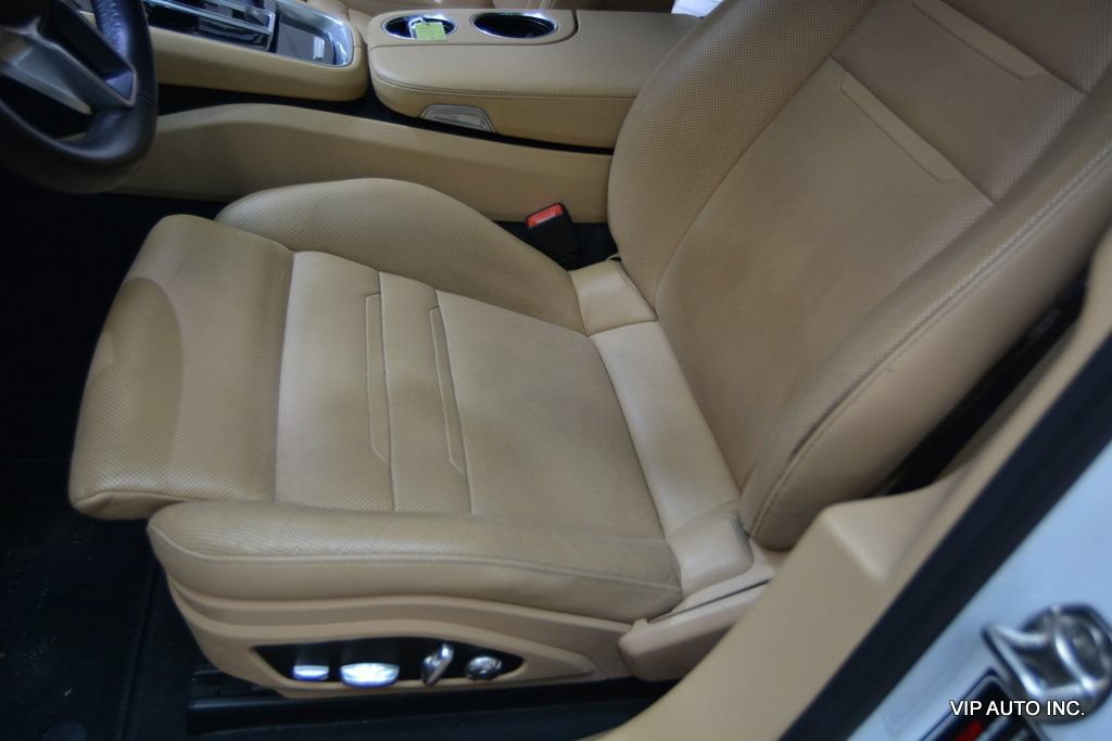 Used 2018 Porsche Panamera 4 AWD/4WD image 17