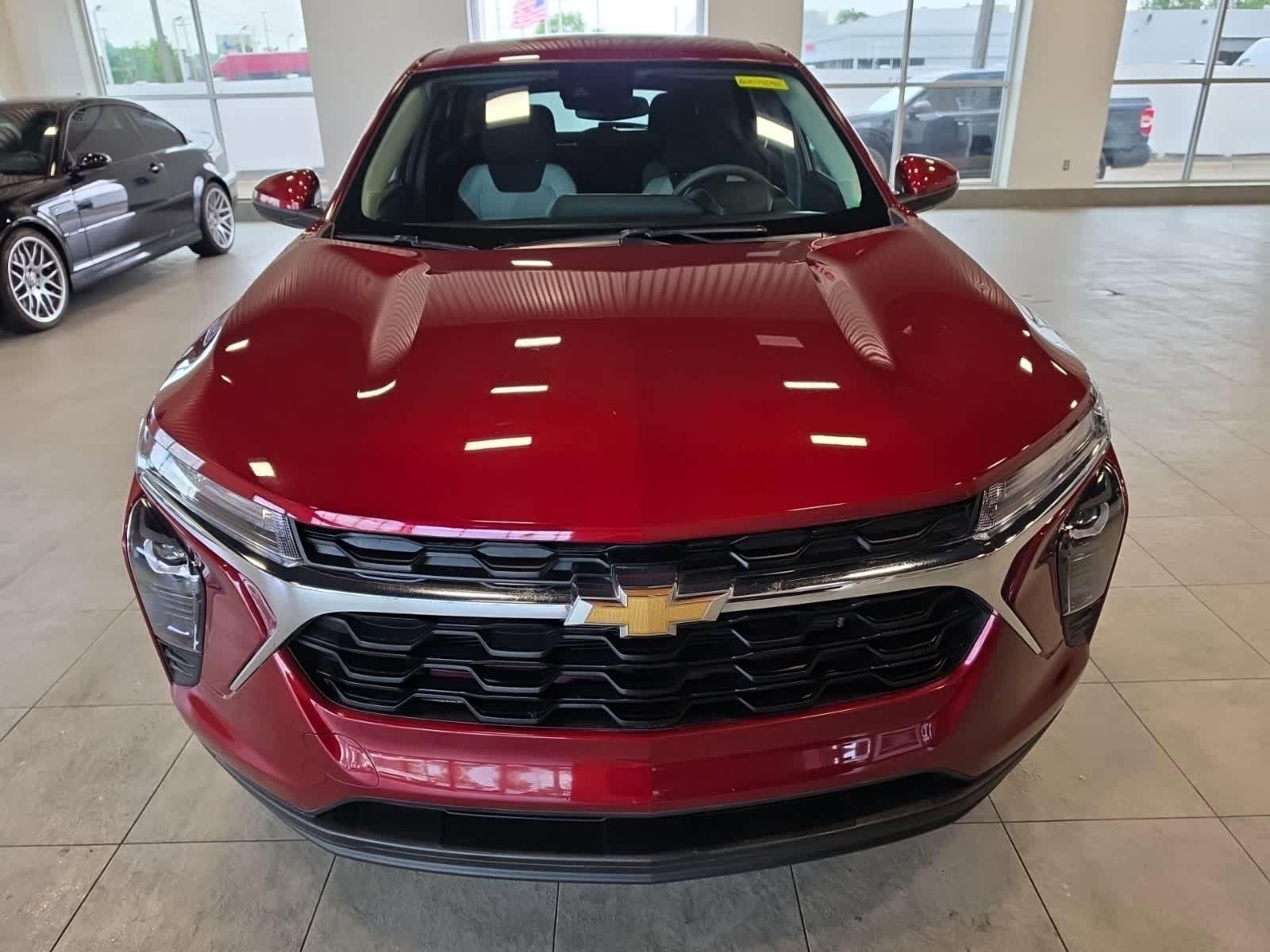 Used 2024 Chevrolet Trax LS w/ LS Convenience Package FWD image 3