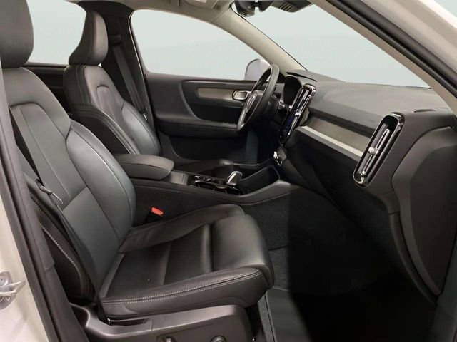 Used 2025 Volvo XC40 B5 Plus image 29