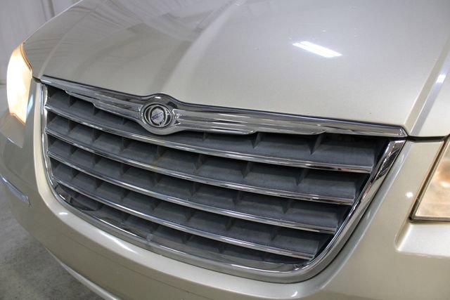 Used 2010 Chrysler Town & Country Touring FWD image 29