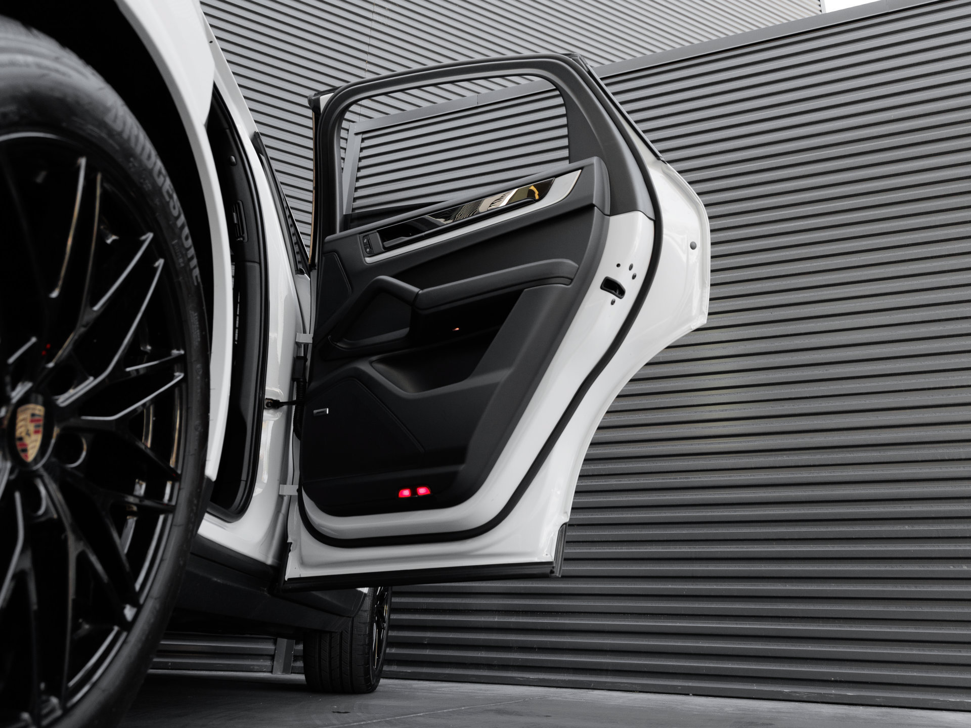 Certified 2025 Porsche Cayenne Coupe AWD/4WD image 34