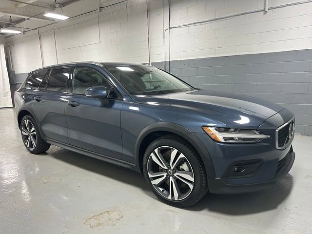 Certified 2025 Volvo V60 B5 Cross Country Plus image 4