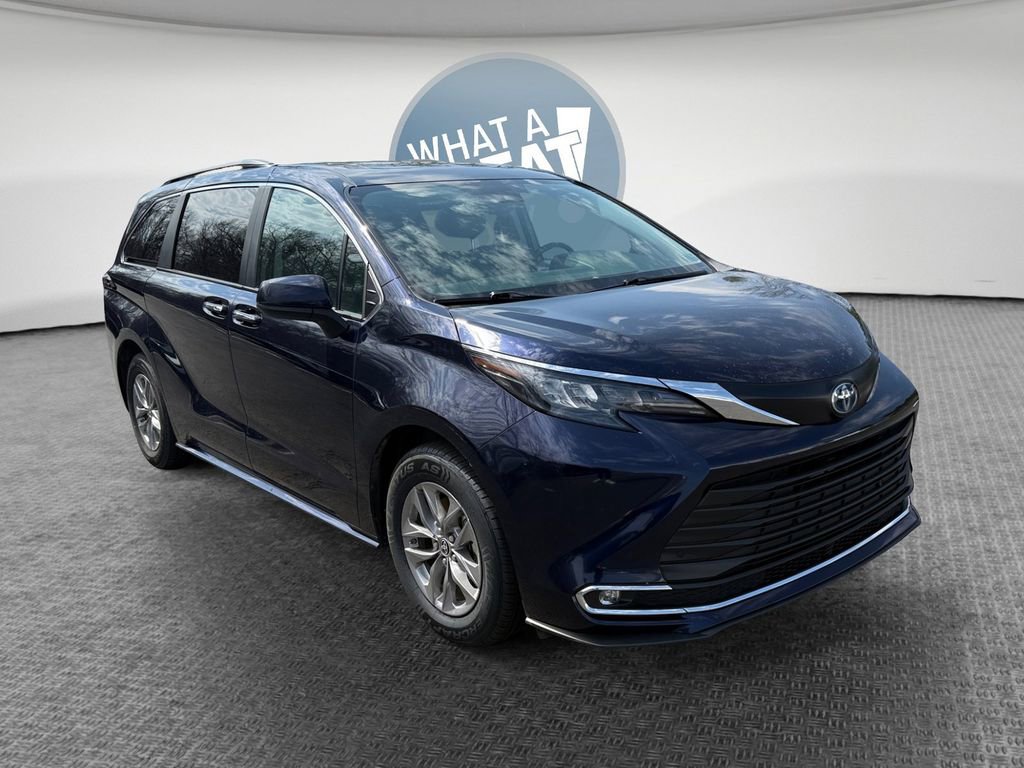 Used 2024 Toyota Sienna XLE image 1