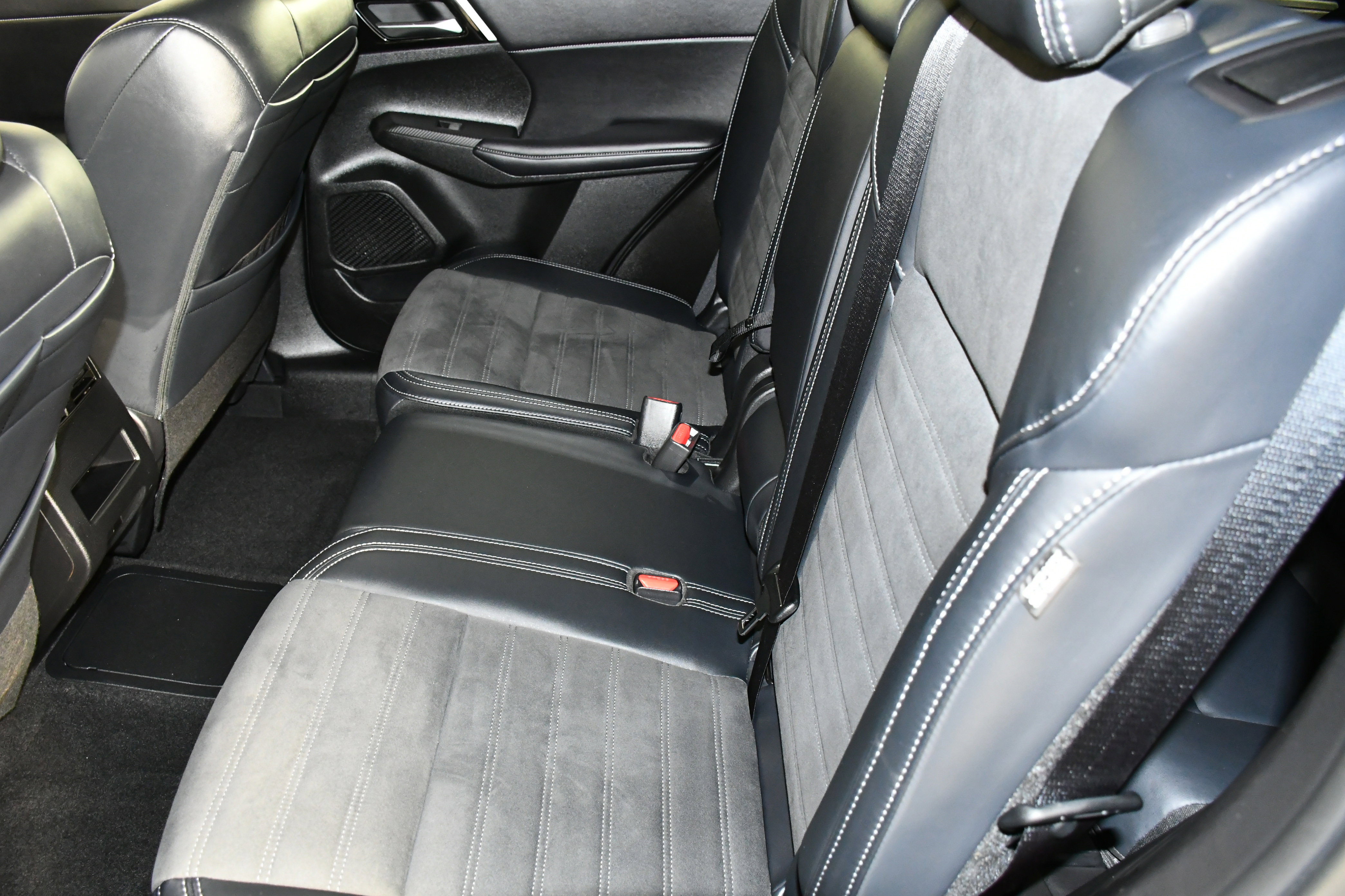 Used 2025 Mitsubishi Outlander SE image 42