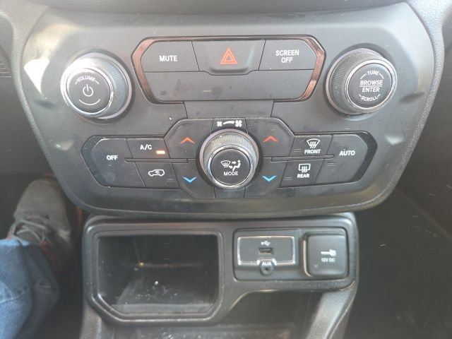 Used 2020 Jeep Renegade Altitude w/ UConnect 8.4 Nav Group FWD image 28