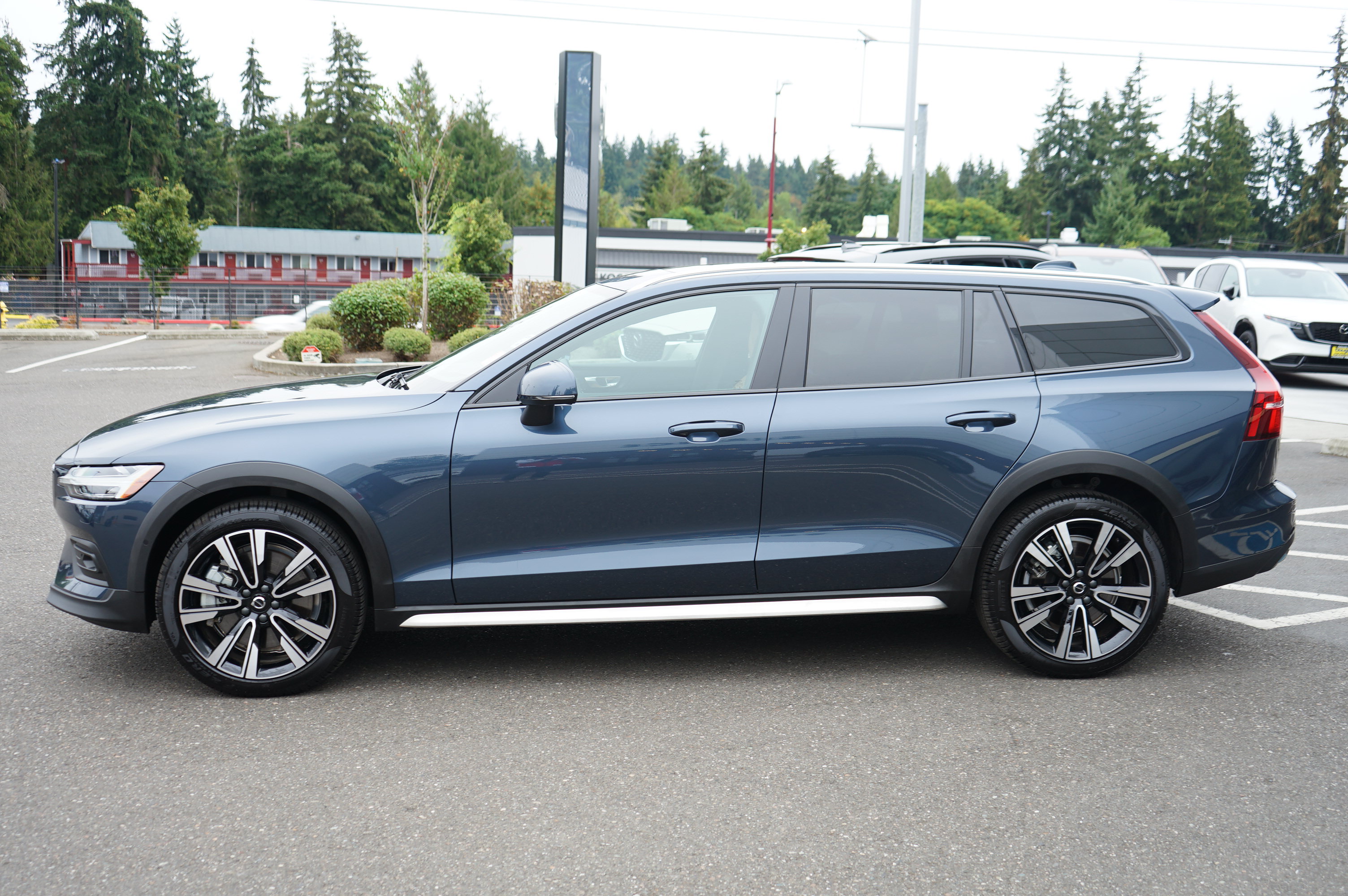 Used 2026 Volvo V60 B5 Cross Country Ultra AWD/4WD image 7