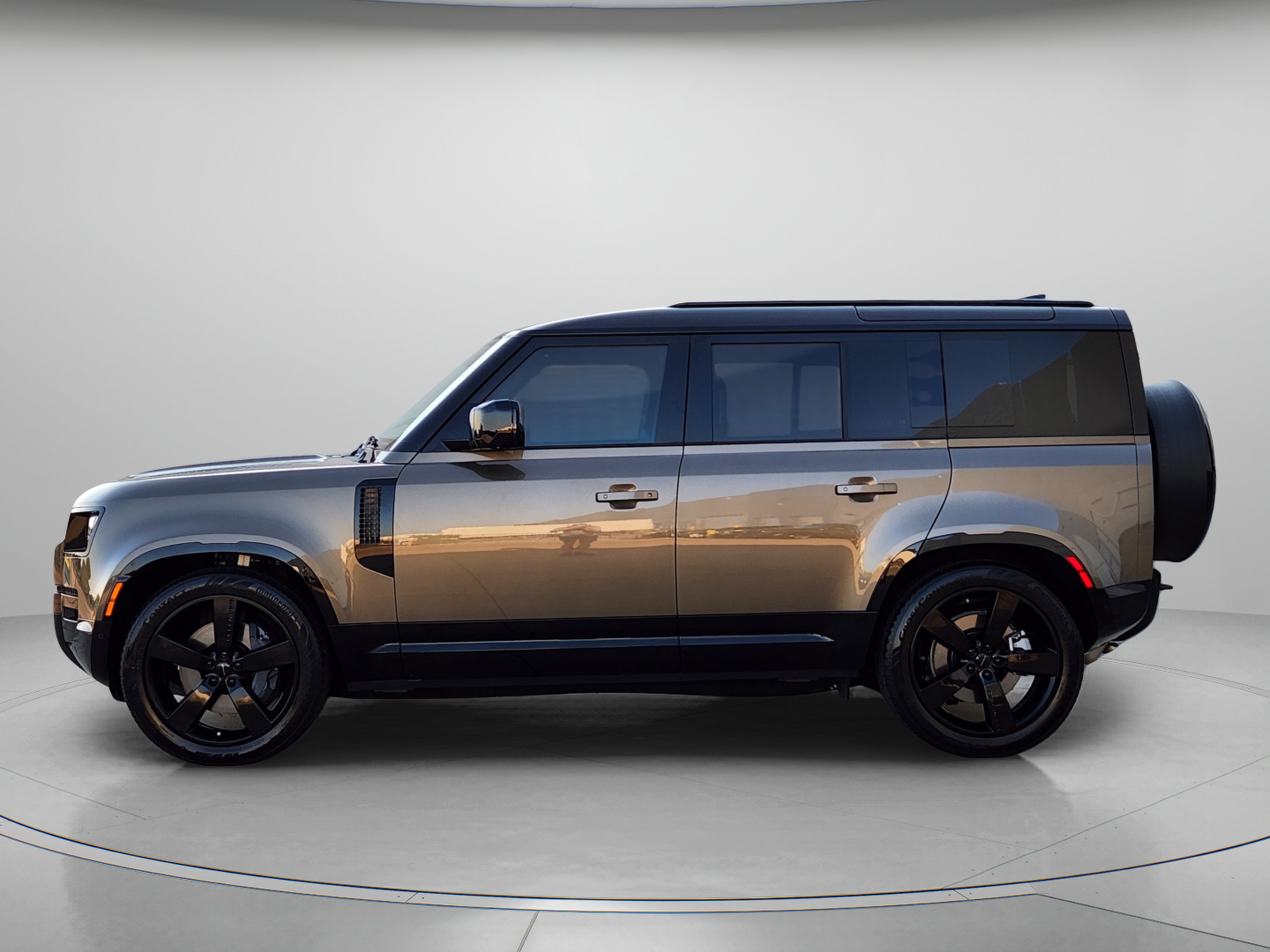 Used 2026 Land Rover Defender 110 X-Dynamic SE AWD/4WD image 2
