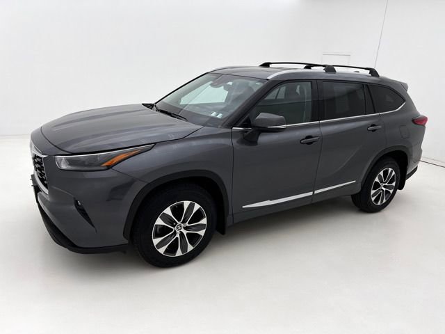 Used 2022 Toyota Highlander XLE AWD/4WD image 5