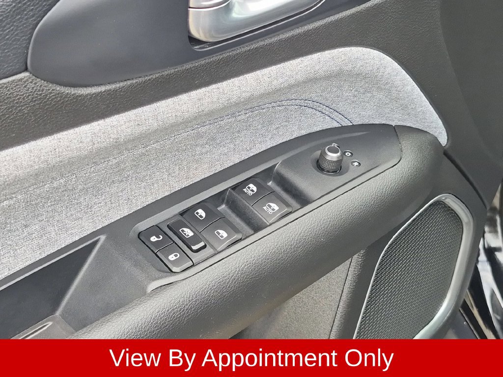 Used 2025 Jeep Compass Latitude AWD/4WD image 10