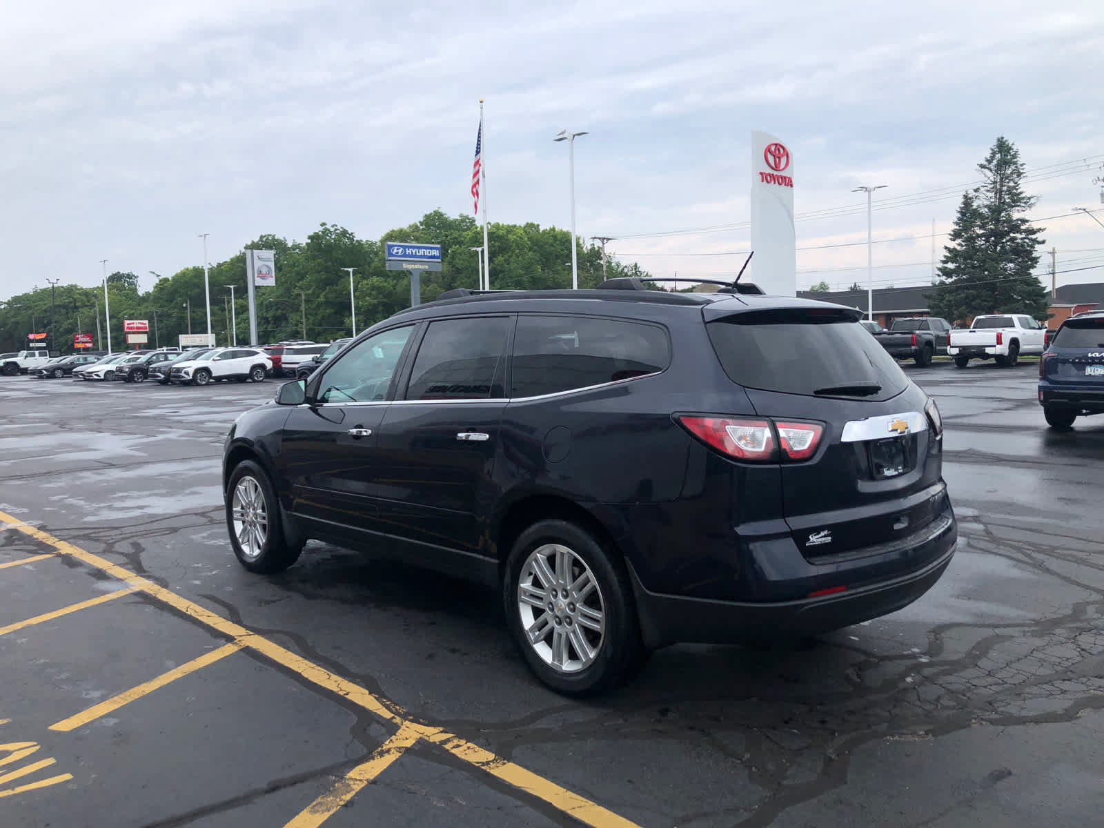 Used 2015 Chevrolet Traverse LT w/ Style and Technology Package FWD image 3